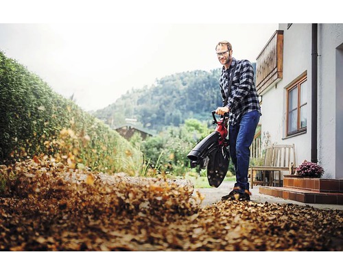 Muž používa fúkač lístia na odstránenie lístia.