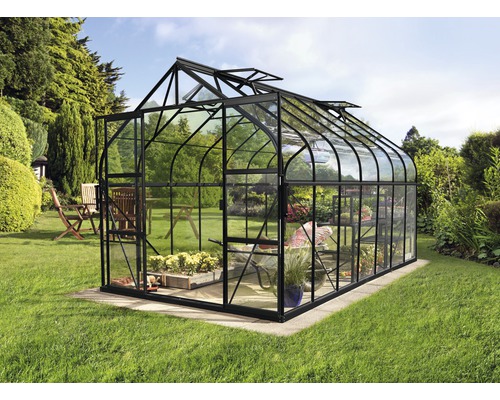 Sklenený a kovový skleník na záhrade