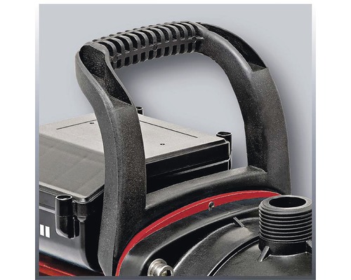 Detailný pohľad na plastovú rukoväť záhradného čerpadla