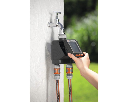 Zavlažovací systém záhrady s digitálnym ovládaním namontovaným na vodovodný kohútik