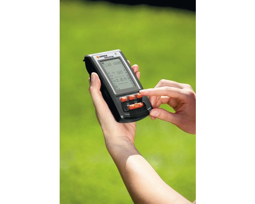 Zavlažovací počítač Gardena MultiControl v rukách