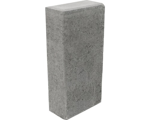 Sivý betónový obrubník