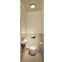 Malá kúpeľňa s toaletou, umývadlom a osvetlením