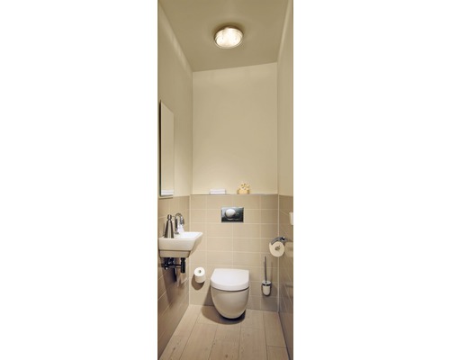 Malá kúpeľňa s toaletou, umývadlom a osvetlením