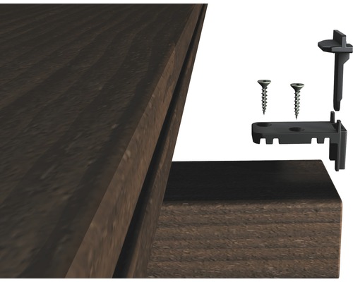 Detailný pohľad na drevenú dosku s montážnym príslušenstvom, ako sú skrutky a uholníky