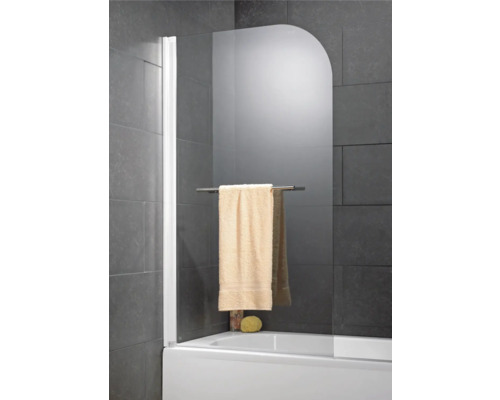 Sklenená vaňová zástena s držiakom na uteráky namontovaná nad vaňou