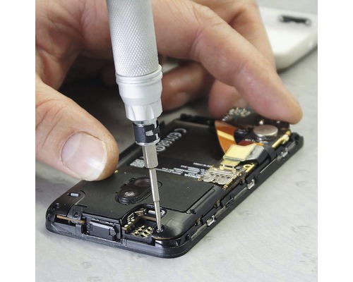 Oprava smartfónu pomocou skrutkovača