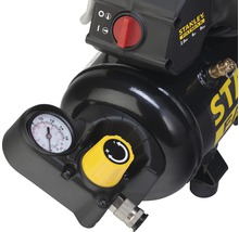 Detail kompresora Stanley Fatmax s manometrom a nastavovacím gombíkom