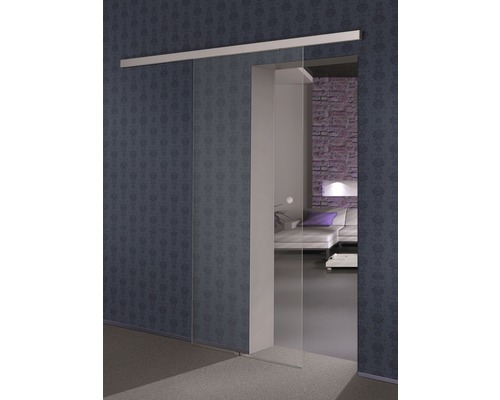 Pohľad na izbu so sklenenými posuvnými dverami pred stenou so vzorom