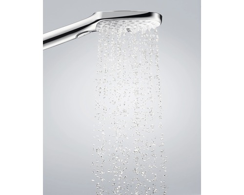 Ručná sprcha s prúdom vody.