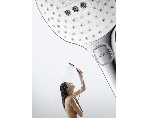 Žena pod ručnou sprchou s rôznymi druhmi prúdu