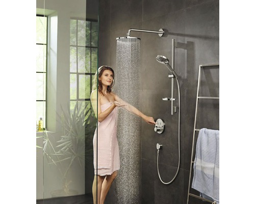 Sprchový systém s hornou sprchou, ručnou sprchou a armatúrou v moderné kúpeľni.
