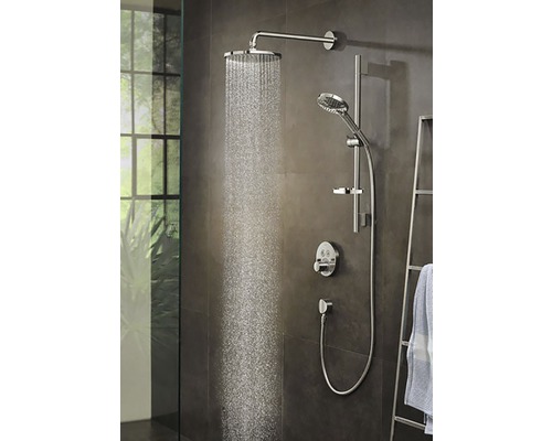 Sprchový systém s hornou sprchou, ručnou sprchou a termostatickou batériou v kúpeľňovom prostredí.