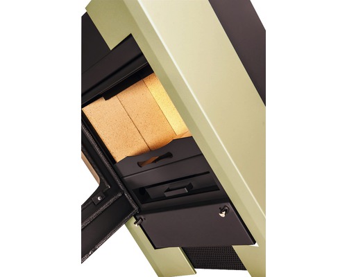 Detailný pohľad na kachle s otvorenými dvierkami a obložením ohniska