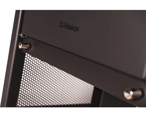 Detailný pohľad na čierny regál s kovovou mriežkou a nápisom KS Flamingo.