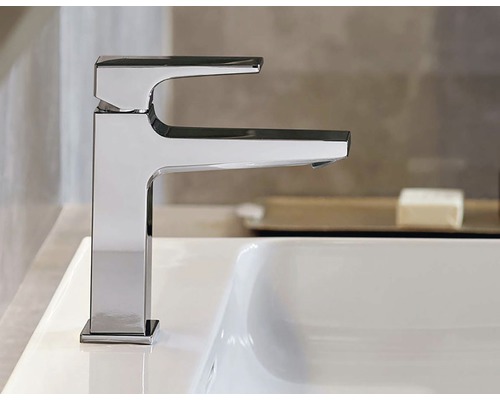 Moderná umývadlová batéria z kovu na umývadle