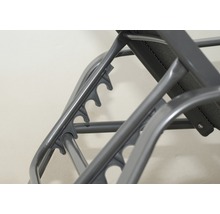 Detail záhradného ležadla s nastavovacím mechanizmom.