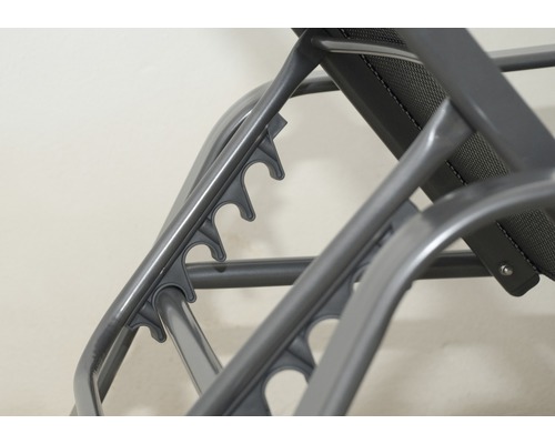 Detail záhradného ležadla s nastavovacím mechanizmom.