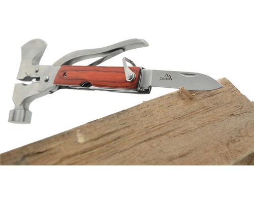 Multifunkčné náradie Cattara s kladivom a čepeľou noža pri použití na kuse dreva