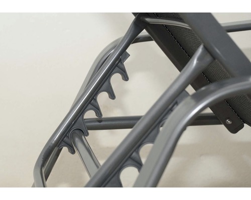 Detail rámu záhradného ležadla s možnosťami nastavenia polohy ležania