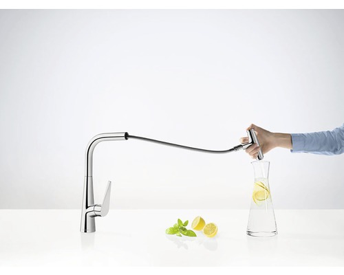 Kuchynská batéria s výsuvnou sprchou plní sklenený džbán