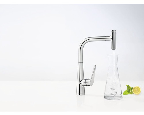 Kuchynská batéria z kovu plní karafu na vodu