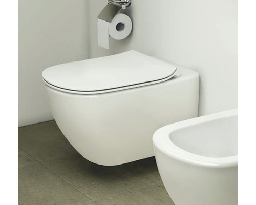 Závesné WC s držiakom toaletného papiera v kúpeľni