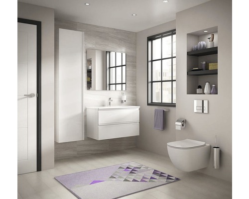 Svetlá kúpeľňa s umývadlom, zrkadlom, toaletou a geometrickým kobercom