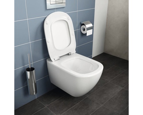 Moderná kúpeľňa s nástenným WC, držiakom toaletného papiera a WC kefou