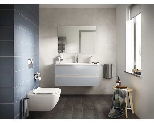 Moderná kúpeľňa s nástenným WC, umývadlom a zrkadlom