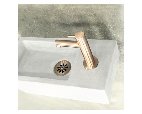 Snímka umývadla na dosku s vodovodnou batériou a odtokovou súpravou