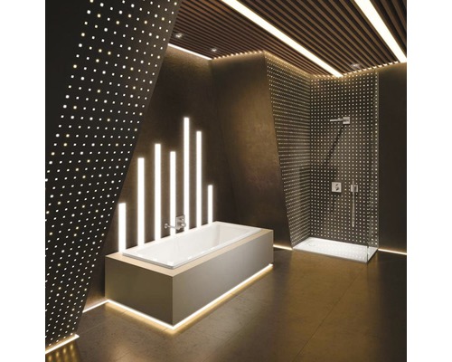 Moderná kúpeľňa s vaňou a sprchou a osvetľovacími prvkami