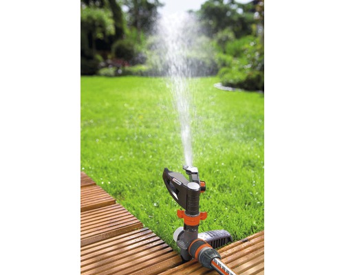 Zavlažovaný trávnik so štvorcovým zavlažovačom