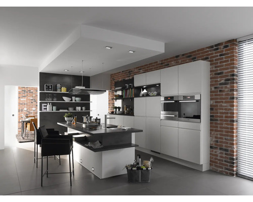 Moderná kuchyňa s ostrovčekom, vstavanými skriňami a tehlovou stenou