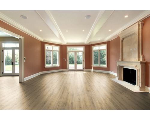 Svetlá miestnosť s laminátovou podlahou, oknami, terasovými dverami a krbom