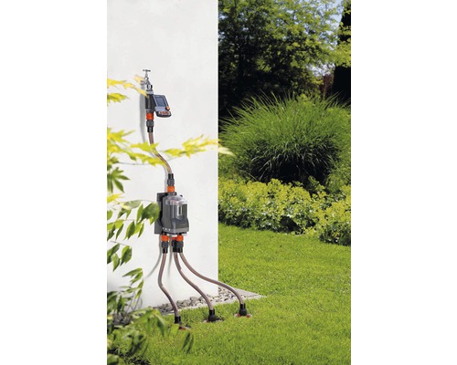 Automatický záhradný zavlažovací systém so zavlažovacím počítačom a viacerými zavlažovacími tryskami na trávniku