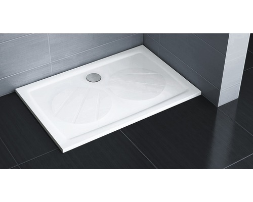 Obdĺžniková sprchová vanička s odtokovou súpravou v kúpeľni