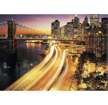 Nočná fotografia osvetleného Brooklynského mosta a panorámy New Yorku s cestnou premávkou