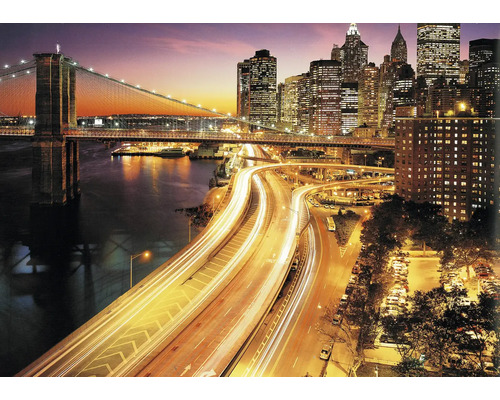 Nočná fotografia osvetleného Brooklynského mosta a panorámy New Yorku s cestnou premávkou