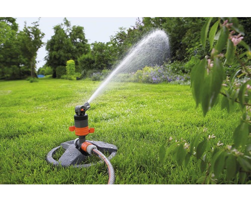 Zavlažovač trávnika zavlažuje záhradu