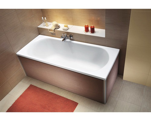 Vstavaná vaňa v kúpeľni s armatúrami a dekoráciami.