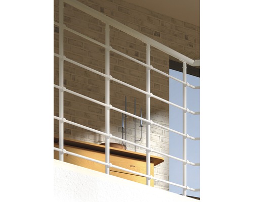 Kovové balkónové zábradlie pred tehlovou stenou