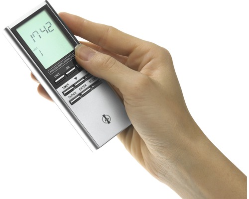 Ruka drží spínacie hodiny na ovládanie elektrického náradia.