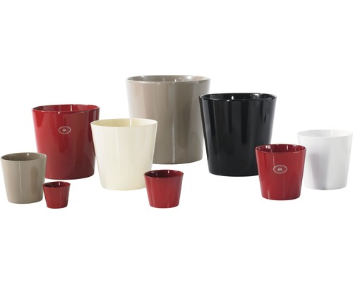 Rôznofarebné plastové kvetináče rôznych veľkostí