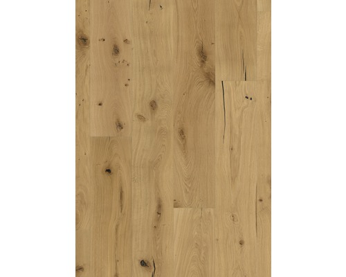 Dubové parkety s prirodzenými drevenými prvkami.