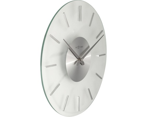 Okrúhle sklenené nástenné hodiny so striebornými ručičkami a značkami