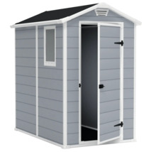 Záhradná búda s oknom a otvorenými dverami