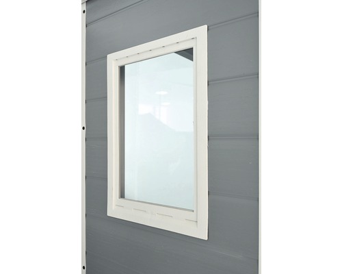 Okno s rámom v záhradnom domčeku