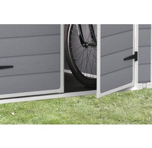 Detailný pohľad na otvorený úložný priestor na záhradné náradie s bicyklom vo vnútri.