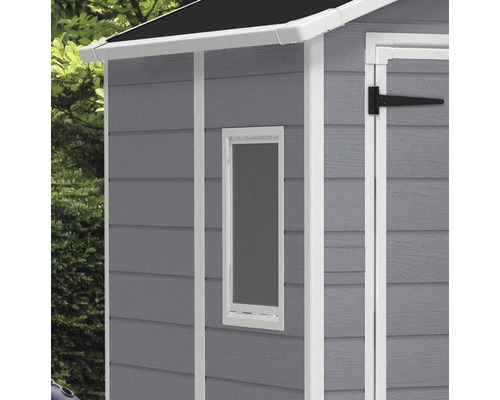 Detailný pohľad na záhradný domček s oknom a závesmi dverí